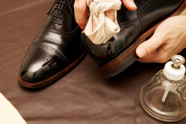 黒いビジネスシューズを全体的に鏡面磨き